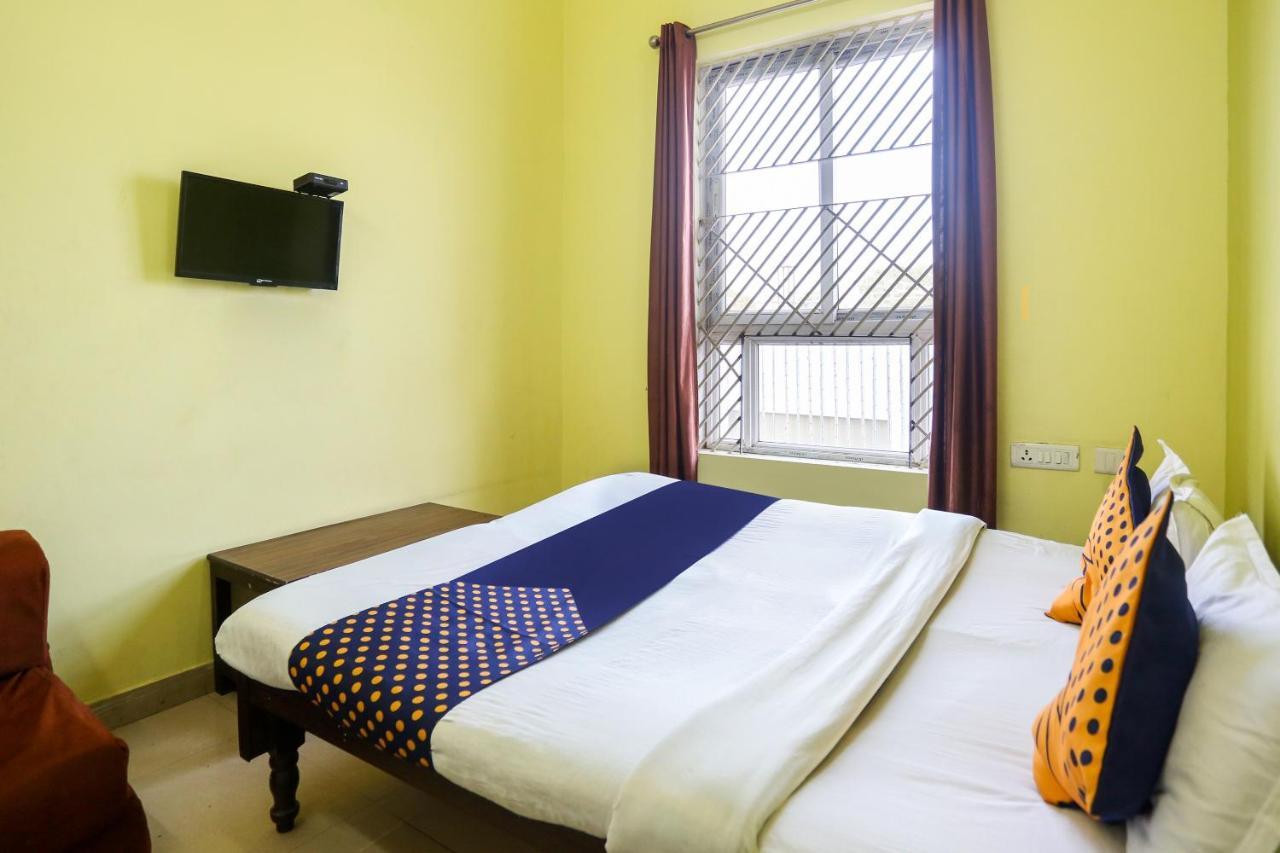 Spot On 72060 Hotel Kaushik Kakarmatha Buitenkant foto