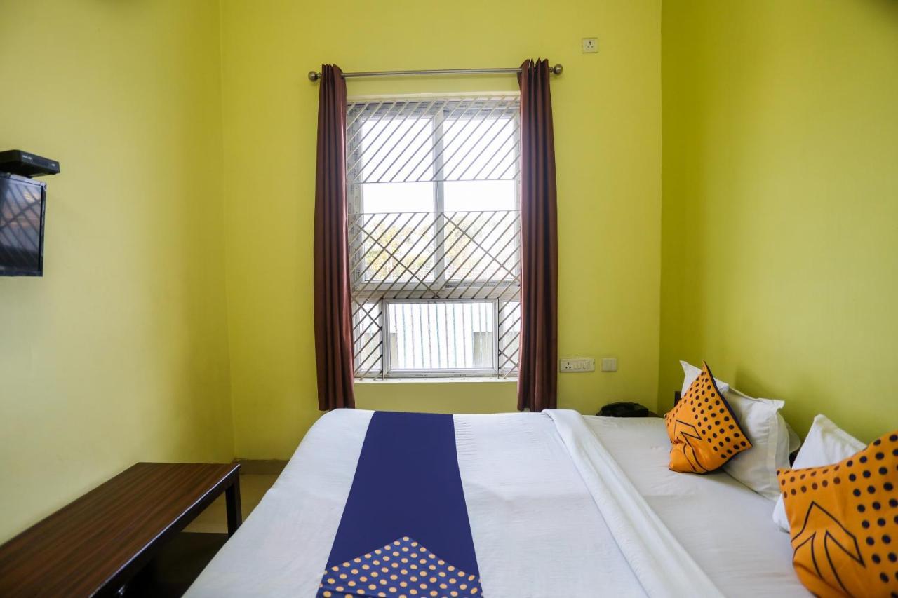 Spot On 72060 Hotel Kaushik Kakarmatha Buitenkant foto