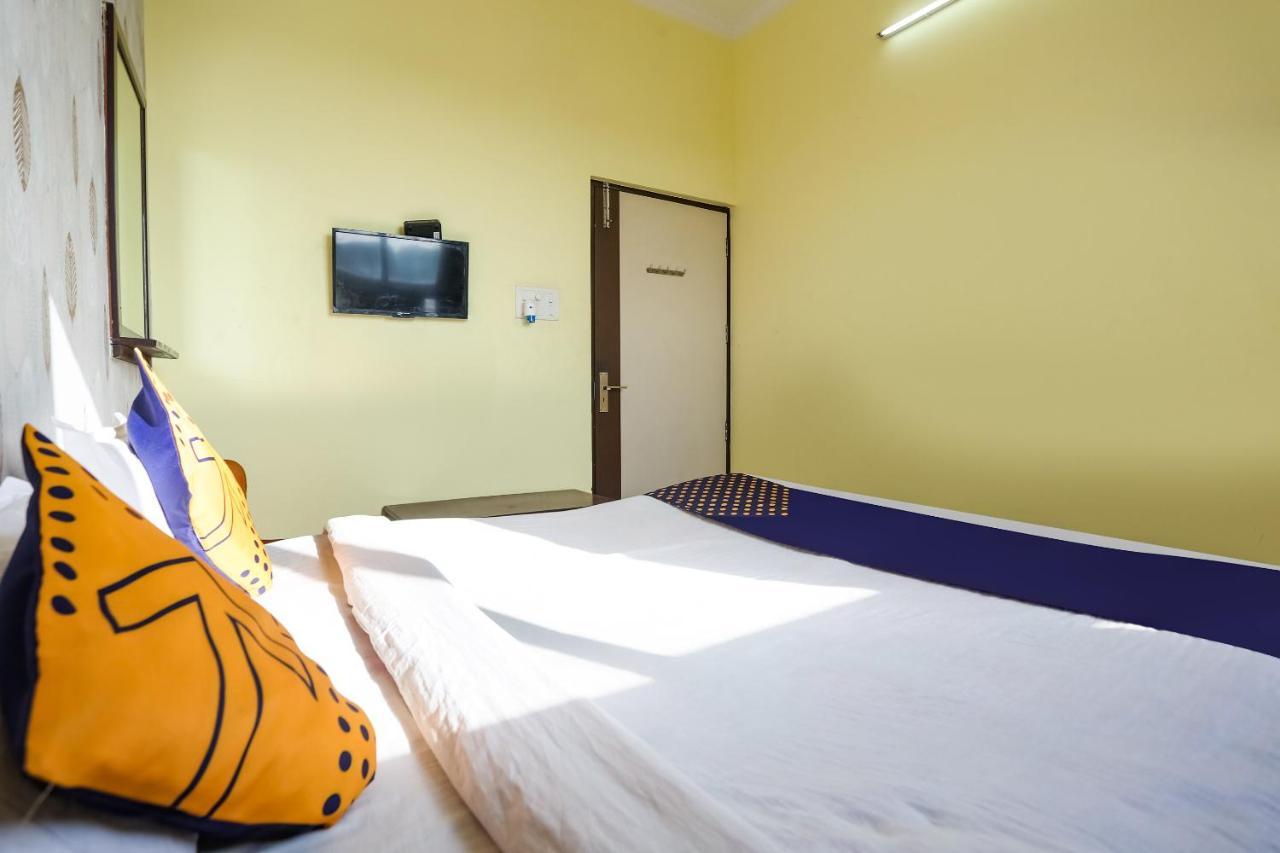 Spot On 72060 Hotel Kaushik Kakarmatha Buitenkant foto