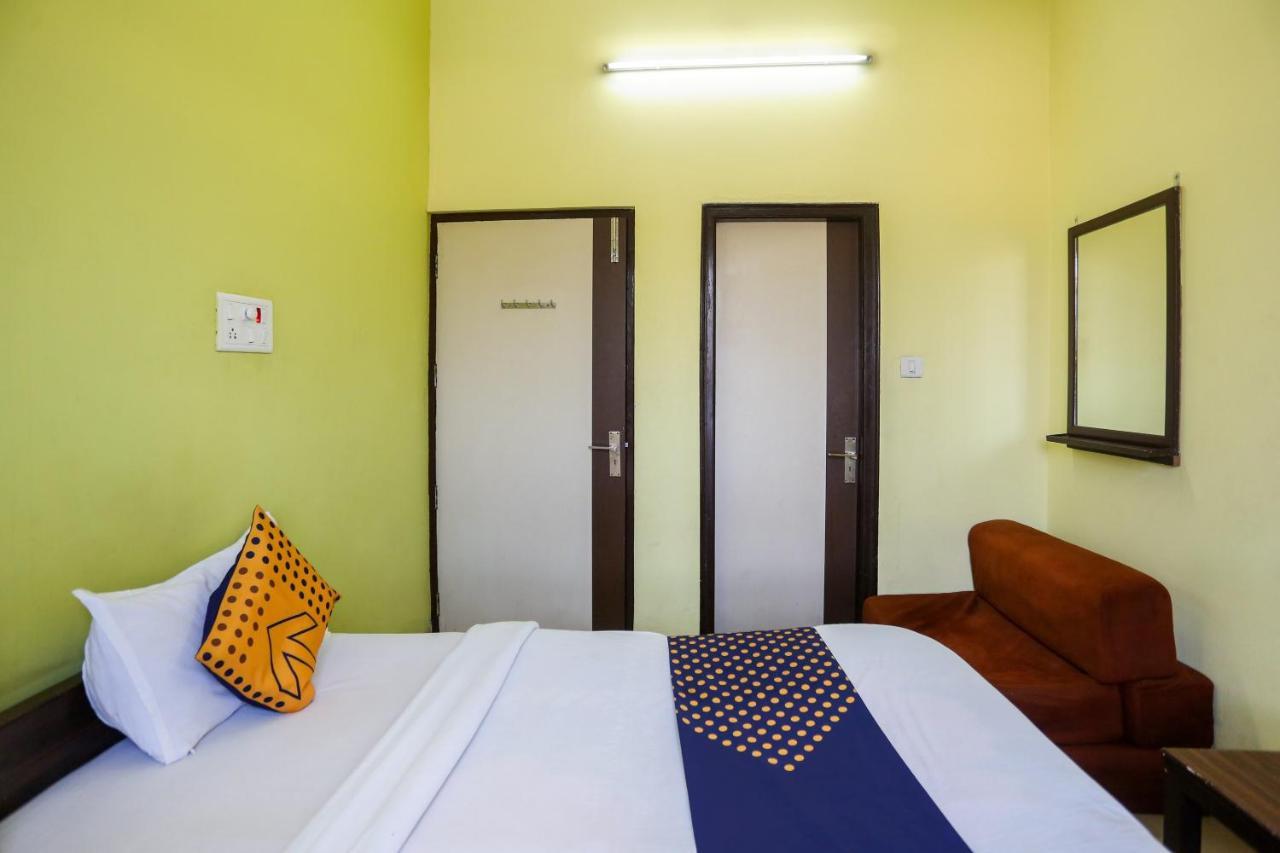 Spot On 72060 Hotel Kaushik Kakarmatha Buitenkant foto